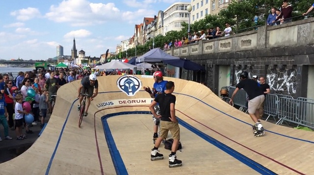 Duesseldorf 2015 - Skater versus Fixie